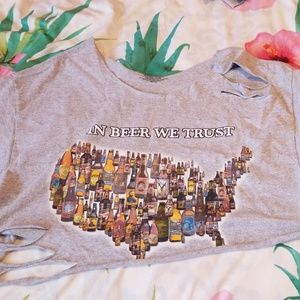 "In beer we trust" cropped distressed tee